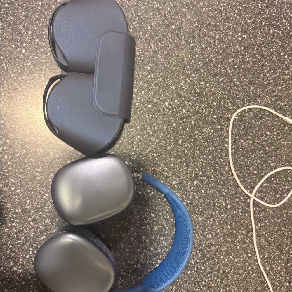 Apple AirPods Max - Sleek Blue Finish